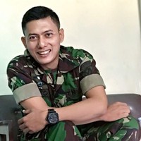 Kopda (Kopral Dua) Anto adalah sosok TNI ganteng yang disebut netizen mirip AHY. Pria dengan nama lengkap Darnanto itu dalam beberapa penampilannya memang mirip dengan putra mantan Presiden RI, Susilo Bambang Yudhoyono. Sehari-harinya Anto bekerja di Satuan Kesehatan Mabes TNI AU. Foto: Dok. Instagram