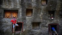 Fotografer Reuters Darren Whitside membuat ritual Ma’nene mendunia lewat foto-fotonya
