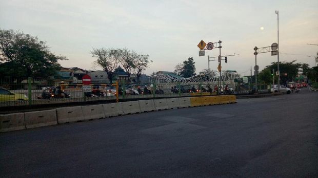 Ini Lokasi Pemotor 'Gotong Royong' Lewati Pembatas Busway
