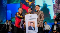 Menteri Pemberdayaan Aparatur Negara dan Reformasi Birokrasi Asman Abnur menerima mock up Kartu Identitas Multifungsi (KIM) pegawai Kementerian Pendayagunaan Aparatur Negara dan Reformasi Birokrasi (KemenPAN-RB) dari Direktur Manajemen Risiko Bank BRI Kuswiyoto.
