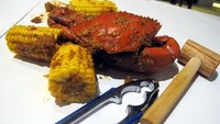 Holy Crab yang ada di Senopati ini wajib Anda coba. Tak hanya seafood seperti kerang dan udang, ada juga kepiting enak dengan ragam pilihan saus seperti mild, medium, spicy hingga holy moly. Foto: Istimewa