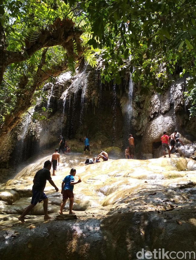 Potret Uniknya Trenggalek, Air Terjunnya Mengalir Langsung ke Pantai