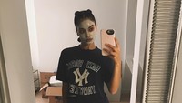 Tak lupa, ia pun merawat kecantikan wajahnya dengan mengaplikasikan masker lumpur. (Foto: Instagram @shaninashaik)
