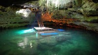 Air yang jernih, tumbuhan dan batu-batu di sekitarnya pun menambah keindahan Devil’s spring. Banyak orang yang datang ke sini juga untuk relaksasi lho (Devil’s Den)