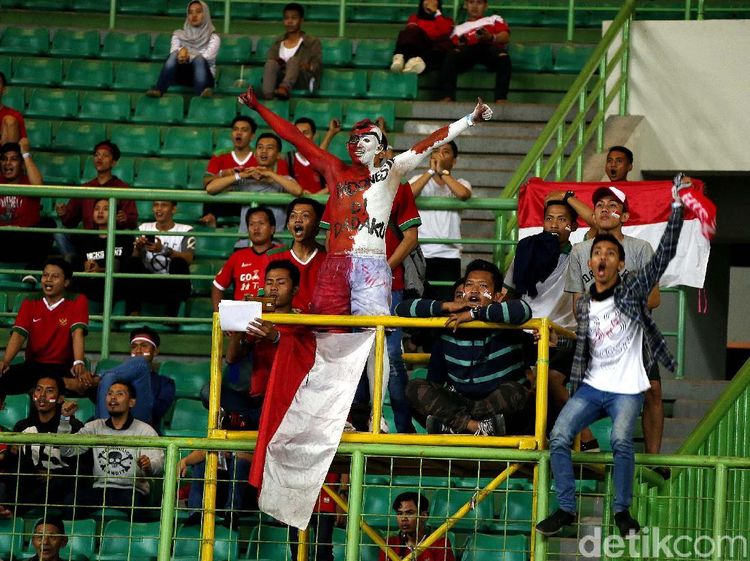 Aksi Pendukung Setia Garuda Muda
