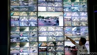 Ruang NOC tersebut dijaga beberapa staf yang mempunyai tugas masing-masing. Dua petugas jaringan dan sistem menangani sistem jaringan serta output gambar dari CCTV yang sudah terpasang. Beberapa petugas lainnya juga terlihat memonitor sistem lain.