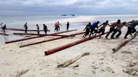 Petugas juga harus melewati pantai. (PLN).