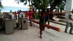 Lewat Pantai Hingga Masuk Hutan, Perjuangan Terangi Desa di Maluku