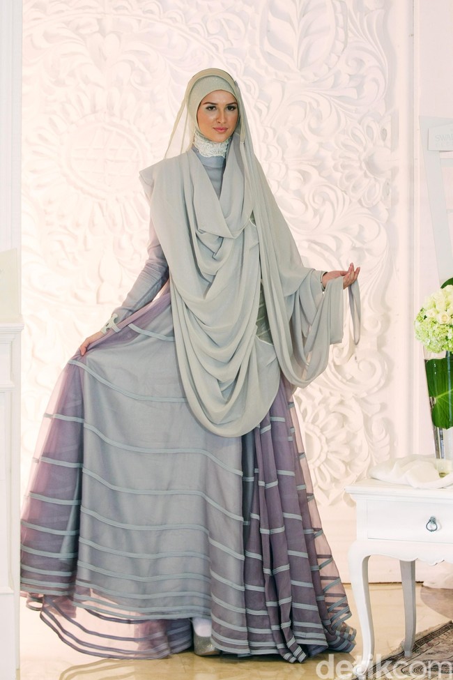 Gaun pengantin syari dengan sentuhan ungu muda rancangan Irna Mutiara dari labelnya Irna La Perle. (Dok. Mohammad Abduh/Wolipop)