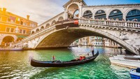 Siapa yang tak kenal dengan Venesia? Kota yang dijuluki City of Water ini menawarkan wisata romantis dengan melaju bersama gondola di kanal-kanal yang ada. Duduk di dalam gondola nyaman sambil dinyanyikan lagu romantis oleh sang pemilik perahu, akan membuat Anda lupa diri. Belum lagi menikmati pemandangan indah yang ada di sekitar (Thinkstock)