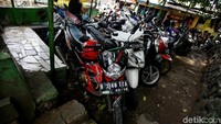 Taman yang seharusnya menjadi ruang terbuka hijau malah menjadi lokasi parkir liar.