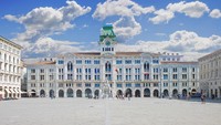 Berkunjunglah ke Triesta, sebuah kota cantik di timur laut Italia menawarkan atmosfer tiga negara yaitu Jerman, Latin dan Skandinavia. Campuran ketiga bagian tersebut menghasilkan bentuk bangunan yang cantik dan unik. Di kota ini kamu bisa berkunjung ke Castello Miramare, atau ke Teatro Giuseppe Verdi. Tak ketinggalan, Piazza Unità dItalia yang akan menyajikan romantisme tanpa henti saat malam hari (Thinkstock)