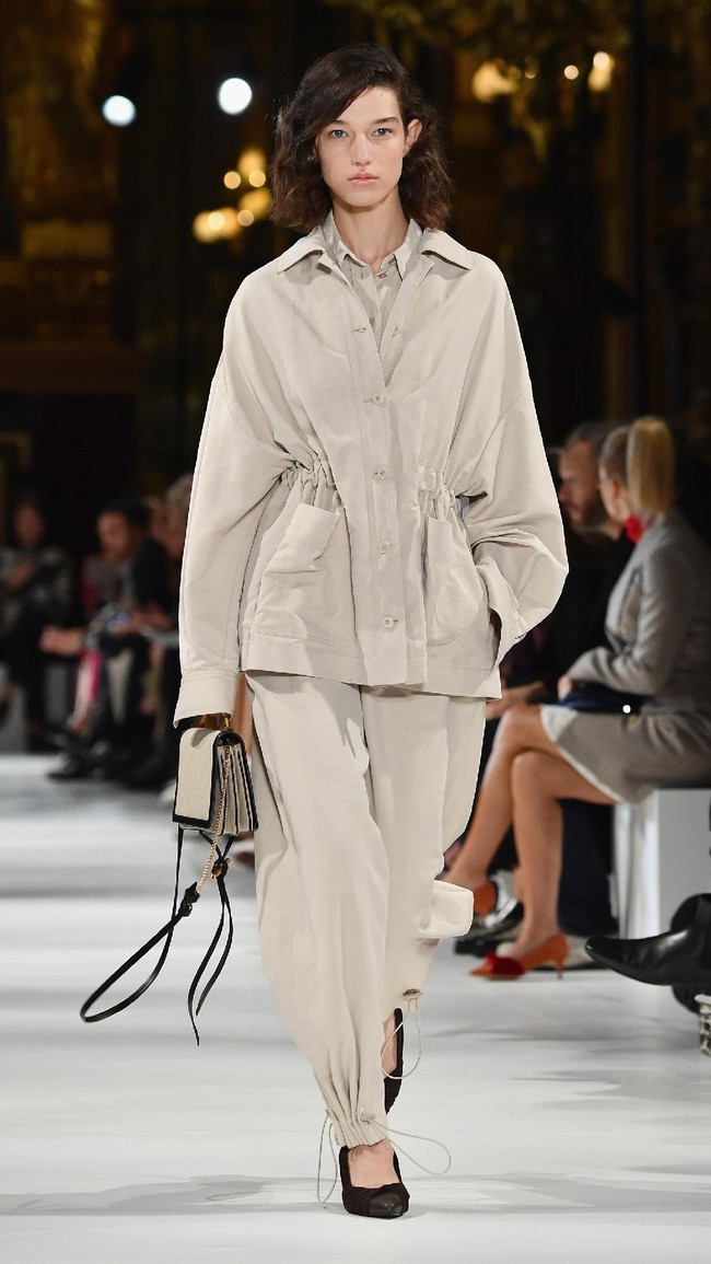 A model walks the runway during the Stella McCartney show as part of the Paris Fashion Week Womenswear Spring/Summer 2018 on October 2, 2017 in Paris, France.  (Photo by Pascal Le Segretain/Getty Images)