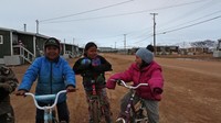 Senang berkemah, kaum ini melakukannya dan telah menjadi bagian penting dari kehidupan di Qikiqtarjuaq bahkan ada kata yang spesifiknya, yaitu upirngik. Inuit di seluruh dunia mulai dari Greenland, Alaska, Kanada, dan Rusia telah bertahan dari ribuan musim Arktik yang paling brutal dan suram (Qaajaq Elisworth/BBC Travel)
