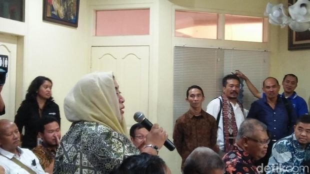 Wanita itu tak menyebutkan namanya saat bertanya.