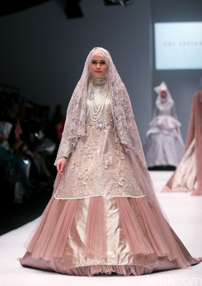 Gaun pengantin syari rancangan Oki Setiana Dewi di label Oki Setiana Dewi Bridal. (Dok. Mohammad Abduh/Wolipop)