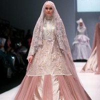 Gaun pengantin syari rancangan Oki Setiana Dewi di label Oki Setiana Dewi Bridal. (Dok. Mohammad Abduh/Wolipop)