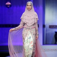 Jika ingin tampil mewah dengan taburan kristal Swarovski bisa pilih gaun dari Si.Se.Sa. (Dok. Mohammad Abduh/Wolipop)