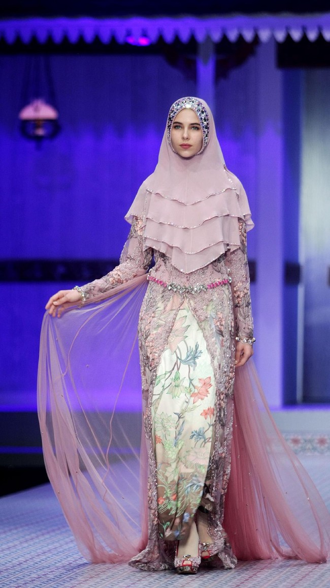 Jika ingin tampil mewah dengan taburan kristal Swarovski bisa pilih gaun dari Si.Se.Sa. (Dok. Mohammad Abduh/Wolipop)