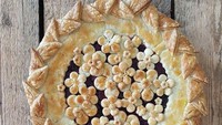 Pie kembali menggunakan potongan kulit pie bentuk bunga dan daun. Namun terlihat berbeda!