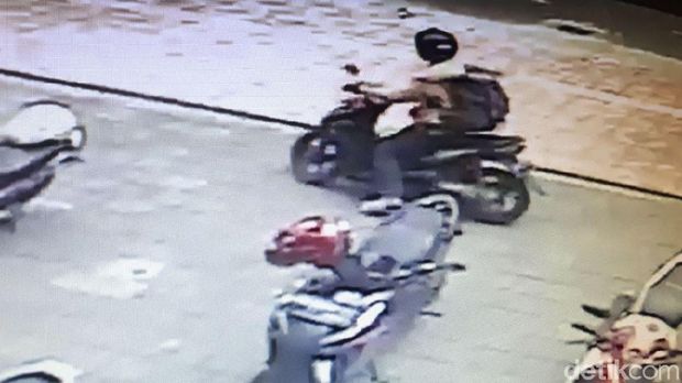 Saat pelaku pencuri helm meninggalkan lokasi kejadian.