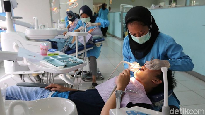 Para pasien anak-anak hingga dewasa memadati pemeriksaan dan penindakan gigi-mulut secara cuma-cuma di Salemba, Jakarta, Rabu (4/10/2017). Kegiatan yang berlangsung sejak Senin (2/10) tersebut untuk meramaikan Bulan Kesehatan Gigi Nasional. Sejumlah tindakan medis secara gratis tersebut seperti penambalan sederhana yang tidak melibatkan perawatan syaraf gigi, pencabutan tanpa komplikasi gigi sulung/gigi tetap, pembersihan karang gigi dan perawatan pencegahan gigi berlubang dengan aplikasi fluoride atau Fissure Sealant. (Ari Saputra/detikcom)
