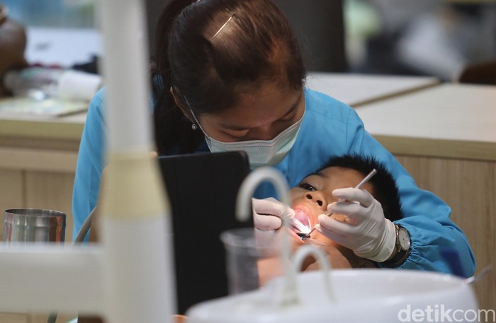 Para pasien anak-anak hingga dewasa memadati pemeriksaan dan penindakan gigi-mulut secara cuma-cuma di Salemba, Jakarta, Rabu (4/10/2017). Kegiatan yang berlangsung sejak Senin (2/10) tersebut untuk meramaikan Bulan Kesehatan Gigi Nasional. Sejumlah 