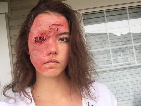 Ngeri.. Wanita Ini Bikin Alis Jadi 'Berdarah-darah'