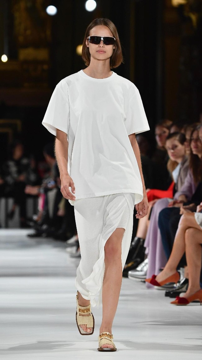 A model walks the runway during the Stella McCartney show as part of the Paris Fashion Week Womenswear Spring/Summer 2018 on October 2, 2017 in Paris, France.  (Photo by Pascal Le Segretain/Getty Images)