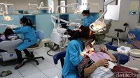 Seorang pasien dibersihkan karang giginya.