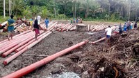 Tiang listrik dikumpulkan di satu tempat sebelum didistribusikan ke desa-desa di Maluku. (PLN).