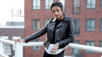 Seperti saat tampil dengan jaket kulit dan celana hitam. (Dok. Instagram/tyasmirasih)