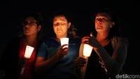 Warga mengenang korban penembakan brutal di Las Vegas. REUTERS/Lucy Nicholson.