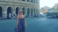 Lindy tampaknya senang wisata pantai, tapi juga jalan-jalan di kota. Seperti melihat bangunan kuno bersejarah, Colosseum Roma (pilot_lindy/Instagram)