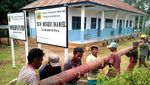 Lewat Pantai Hingga Masuk Hutan, Perjuangan Terangi Desa di Maluku