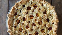 Pembuat kue Karin Pfeiff Boschek membuat kreasi pie yang tampak indah. Ia merancang kulit pie jadi hiasan cantik. Salah satunya pie penuh bunga dan dedaunan ini.
