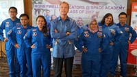 Presdir PT Honeywell Indonesia, Alex Pollack foto bersama para guru yang telah selesai mengikuti pelatihan di Akademi Luar Angkasa Amerika Serikat, Rabu (4/10/2017). (Honeywell Indonesia).