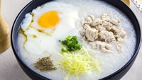 Tidak diaduk jadi satu, bubur ayam ini memakai topping yang disusun di atasnya. Ayam suwir, jahe iris, merica, telur dan daun bawang. Enak!Foto: iStock