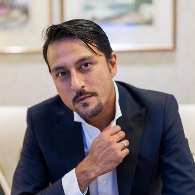 Sosok Bapak di film horor Pangabdi Setan mencuri perhatian netizen karena ketampanannya. Dia adalah Bront Palarae. Mungkin tak banyak yang tahu tentang Bront karena memang dia bukan aktor dari Indonesia namun dia berasal dari Malaysia. Foto: dok. Instagram