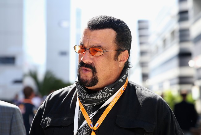 Sejumlah wanita menuduh aktor Steven Seagal telah melakukan pelecehan dan kekerasan seksual. Salah satu wanita mengaku bahwa Steven pernah memperkosanya saat syuting film On Deadly Ground pada 1994. Namun kasus tersebut akhirnya tak diteruskan ke pengadilan. Foto: Clive Mason/Getty Images