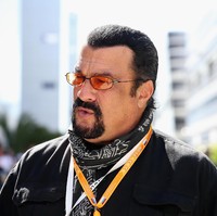 Sejumlah wanita menuduh aktor Steven Seagal telah melakukan pelecehan dan kekerasan seksual. Salah satu wanita mengaku bahwa Steven pernah memperkosanya saat syuting film On Deadly Ground pada 1994. Namun kasus tersebut akhirnya tak diteruskan ke pengadilan. Foto: Clive Mason/Getty Images