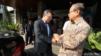 Zulkifli Hasan berjabat tangan dengan Ignatius Suharyo.