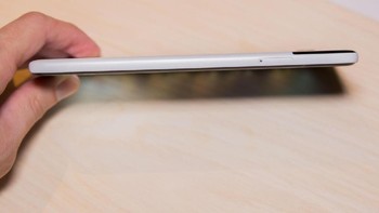 Pixel 2 XL cukup tipis dilihat dari samping. Foto: Ars Technica