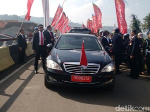 Tembus Kemacetan, Jokowi Jalan Kaki ke Lokasi HUT ke-72 TNI