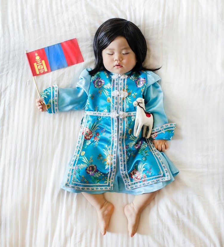 Lucu Banget! Bayi Ini Pakai Baju Kebangsaan Berbagai 