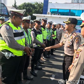 Tingkatkan Kewaspadaan, Kapolrestabes Bandung Cek Senpi Anggota