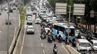 Kemacetan menjadi alasan para pemotor nekat menerobos ke JLNT.