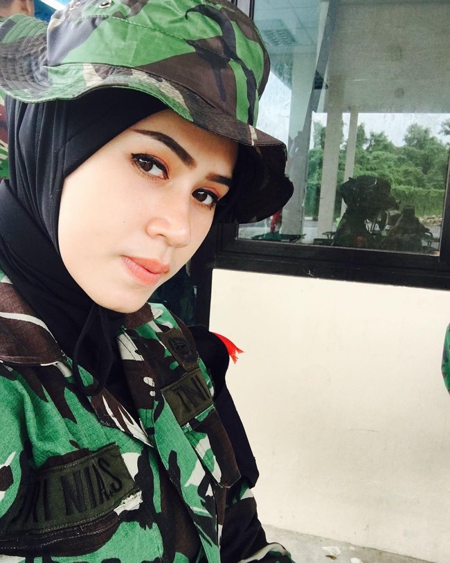 Salah satu TNI cantik berhijab adalah Trinia Sekarwati. Meski menjadi tentara, Trinia selalu tampil flawless dengan pulasan lipstik natural. Foto: Dok. Instagram