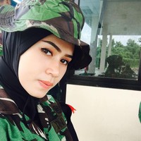 Salah satu TNI cantik berhijab adalah Trinia Sekarwati. Meski menjadi tentara, Trinia selalu tampil flawless dengan pulasan lipstik natural. Foto: Dok. Instagram