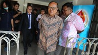 Zulkifli Hasan dan Ignatius Suharyo berjalan keluar usai melakukan pertemuan di kompleks Gereja Katedral, Jakarta, Kamis (5/10)